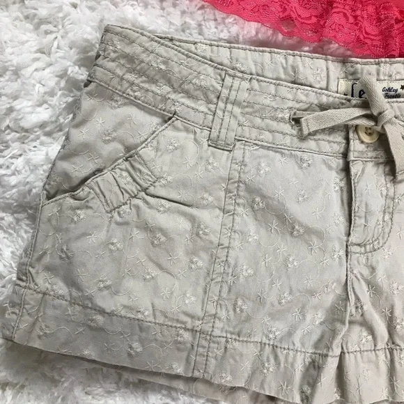 Lei Low-rise Printed Shorts with Drawstring Sz 11 - Picture 2 of 8